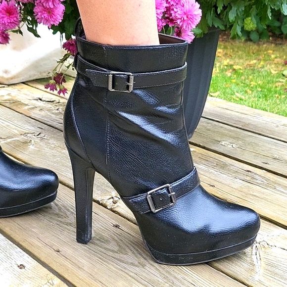 SUPER SEXY Vera Wang Black Ankle Stiletto Boots! 9 - Picture 7 of 15